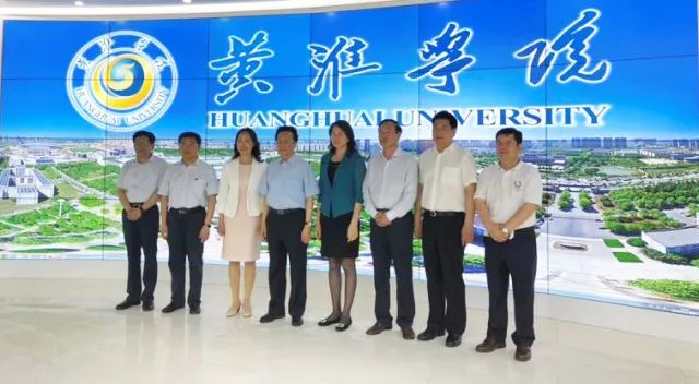 中華職業(yè)教育社理事長陳昌智、河南省副省長霍金花一行參觀展廳